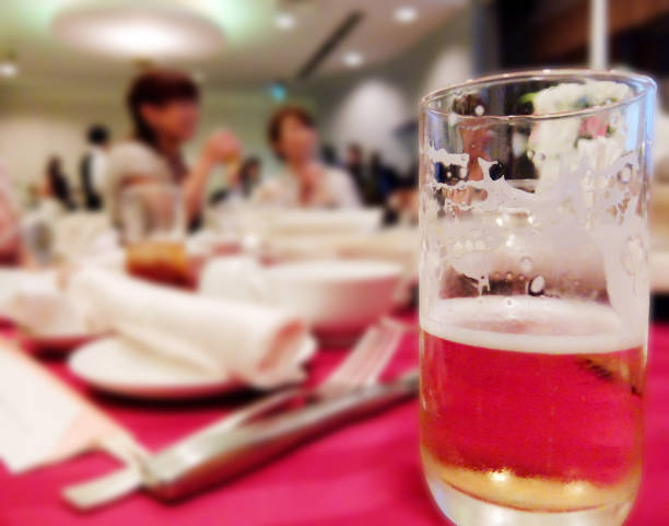 還暦同窓会会場のテーブルにのっている飲み物グラスの画像