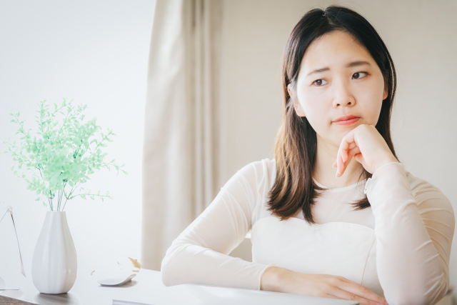 悩んでいる女性の画像