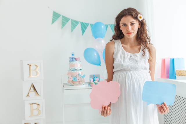妊婦さんが吹き出しを持っている画像