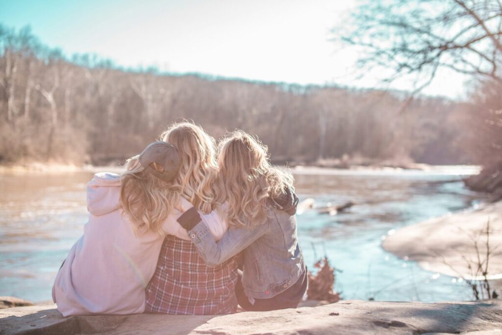 3人の女性が後ろ向きで座っている画像