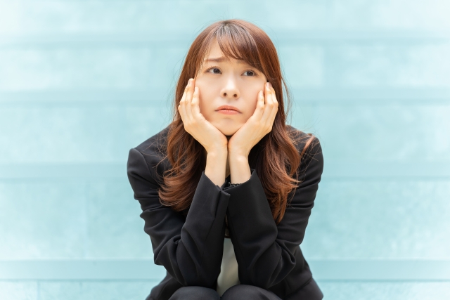 悩んでいる女性の画像