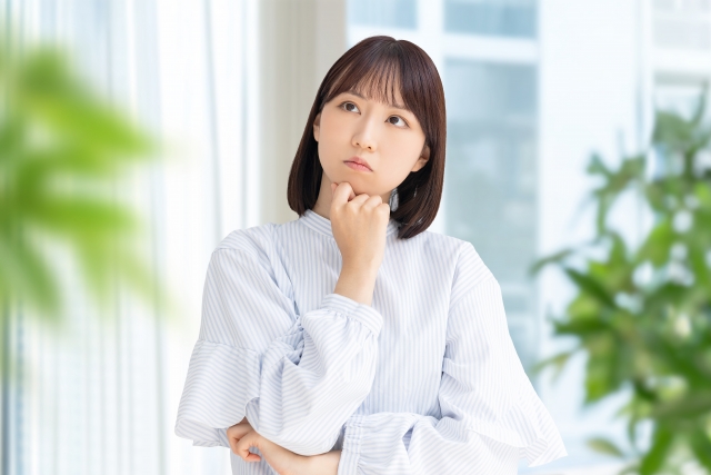 考えている表情の女性の画像