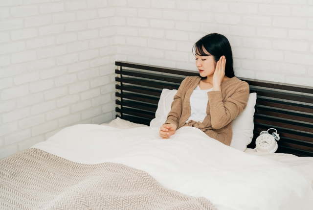 耳をおさえる女性の画像