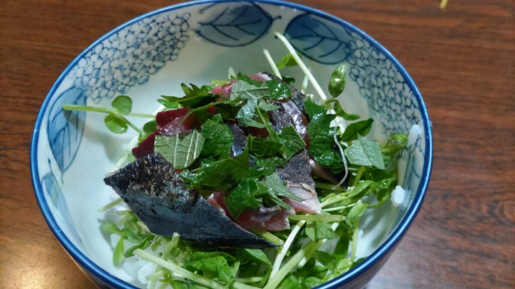 豆苗たくさん炙りカツオ丼の画像