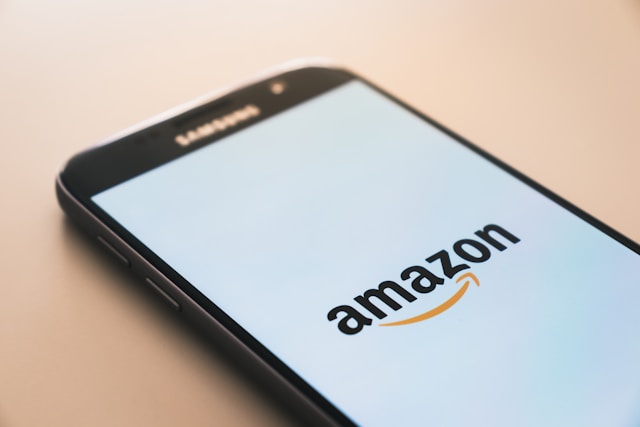 amazonサイトがスマホに映ってる画像