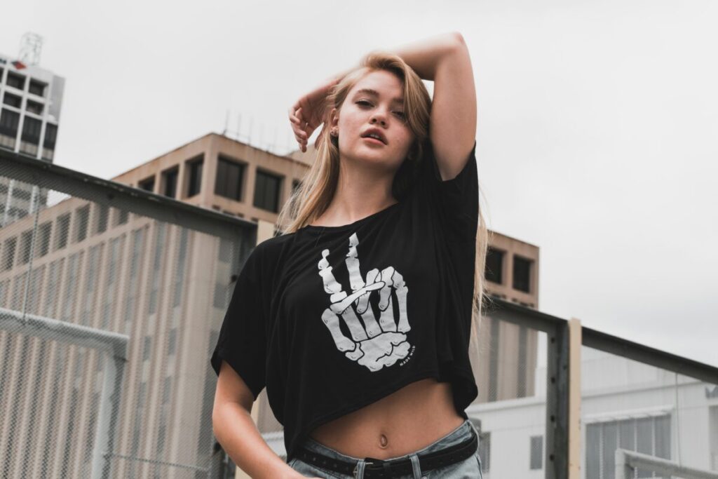 クロップド丈のTシャツ姿の女性の画像