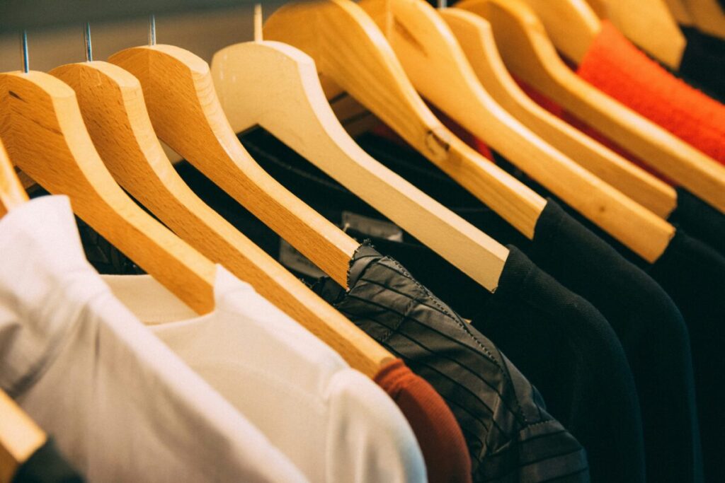 ハンガーに洋服が掛かっている画像