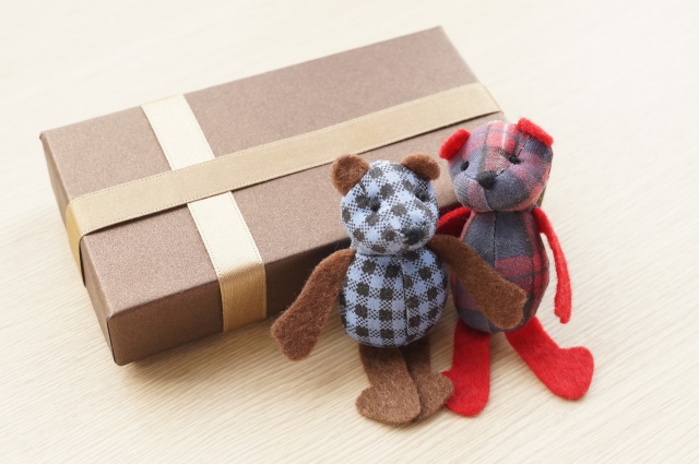 プレゼントとクマのぬいぐるみの画像