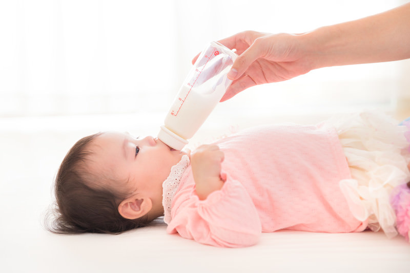 赤ちゃんがミルクを飲んでいる画像