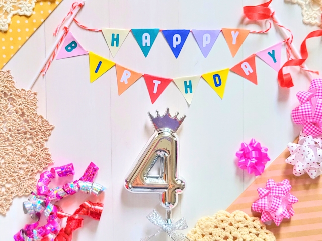 「HAPPYBIRTHDAY」と書かれたガーランドと「４」の風船の画像