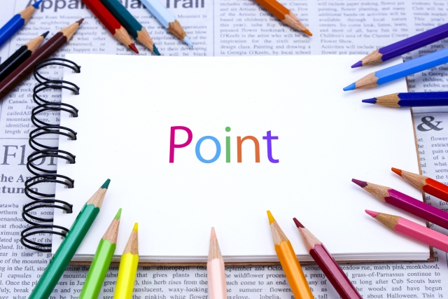 「point」と書かれた画用紙の周りに色鉛筆が散りばめられた画像