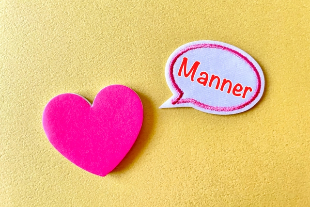 「マナー」と言っているピンクのハートの画像