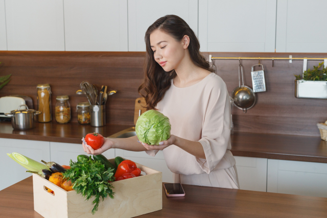 野菜を選んでいる女性の画像