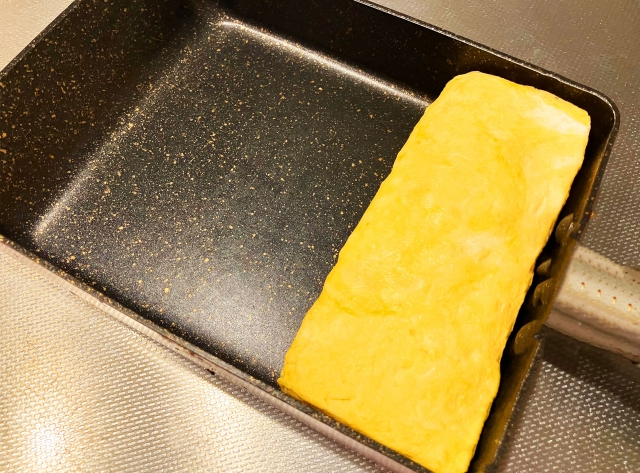 フライパンの上の卵焼きの画像