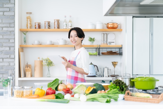 キッチンに女性がいる画像