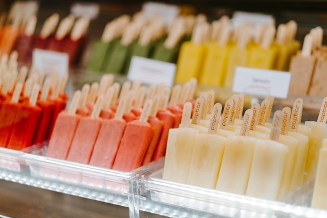大量のアイスキャンディが並んでいるお店の画像
