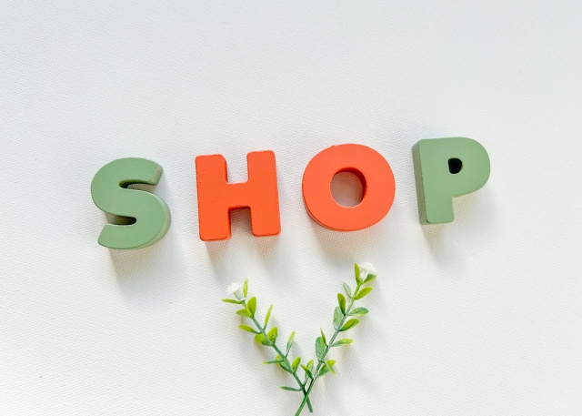 shopの文字と葉っぱの画像