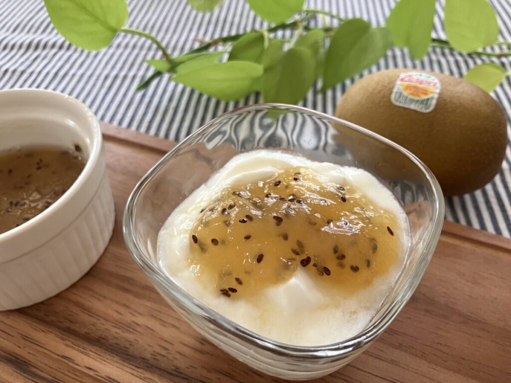 ヨーグルトにゴールドキウイジャムをのせた画像