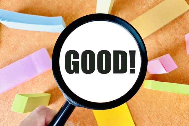 付箋がたくさんのところに虫眼鏡があり真ん中に「GOOD」とかいてある
