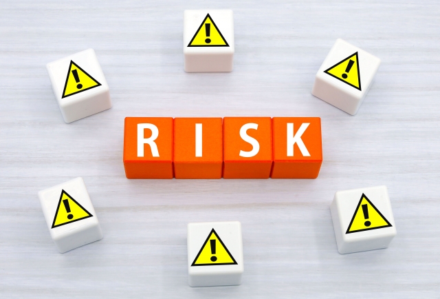 「RISK」と書かれたオレンジ色のブロックの周りに危険マークのブロックが6つある画像