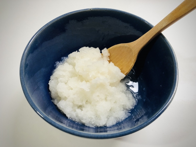 大根おろしをスプーンですくっている画像
