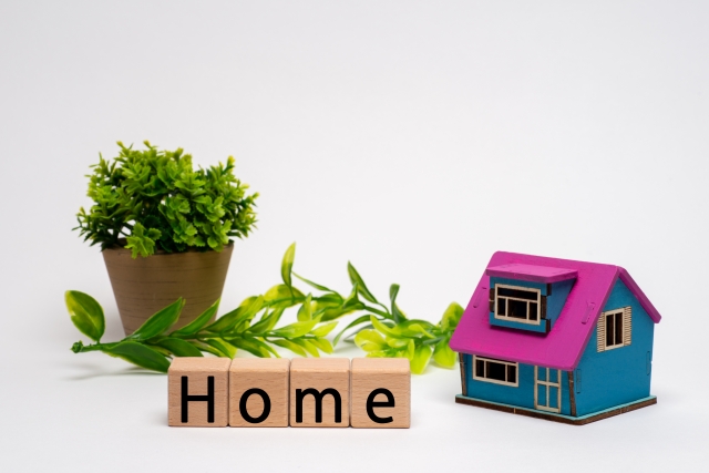 家のミニチュアと「Home」と書かれたブロックの画像