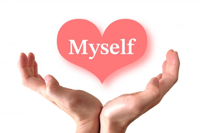 両手の上に「Myself」とかかれた赤いハートがある画像