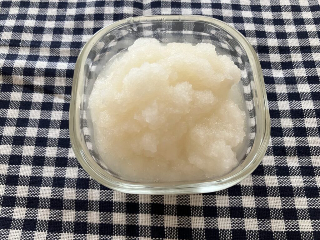 タッパーに入った白い大根おろしの画像